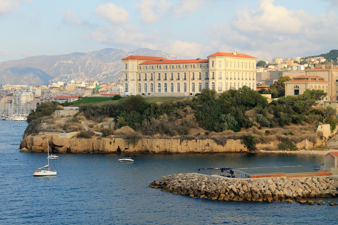 The best water activities in the coves in Marseille: a dive into the Mediterranean paradise